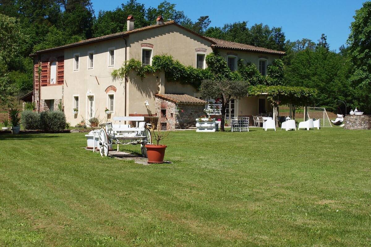 LUCCA PRESSI, in collaboration with our international network of agencies, we offer, a few km from the city, a beautiful farmhouse of over 400 square 