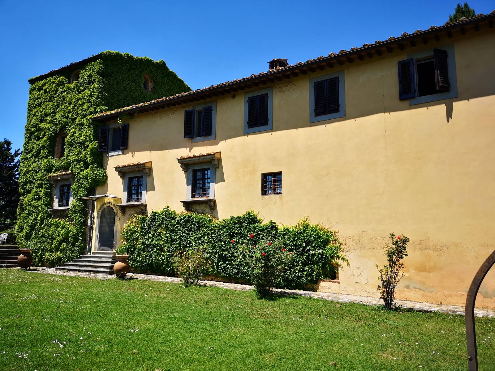 TAVARNELLE, nelle prestigiose colline del Chianti, in mezzo ai vigneti e agli olivi, bellissima proprietà, molto caratteristica, sviluppata intorno 