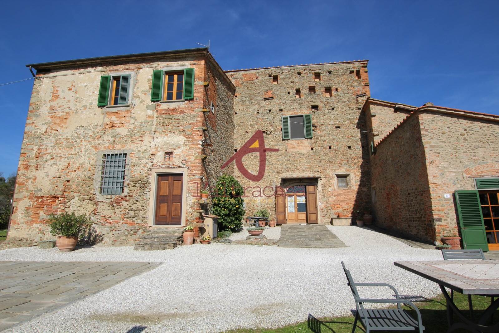 PISTOIA, a few steps away from the city, in a panoramic position, historical sonehouse Villa, surrounded by a beautiful garden and 3 hectares of land 