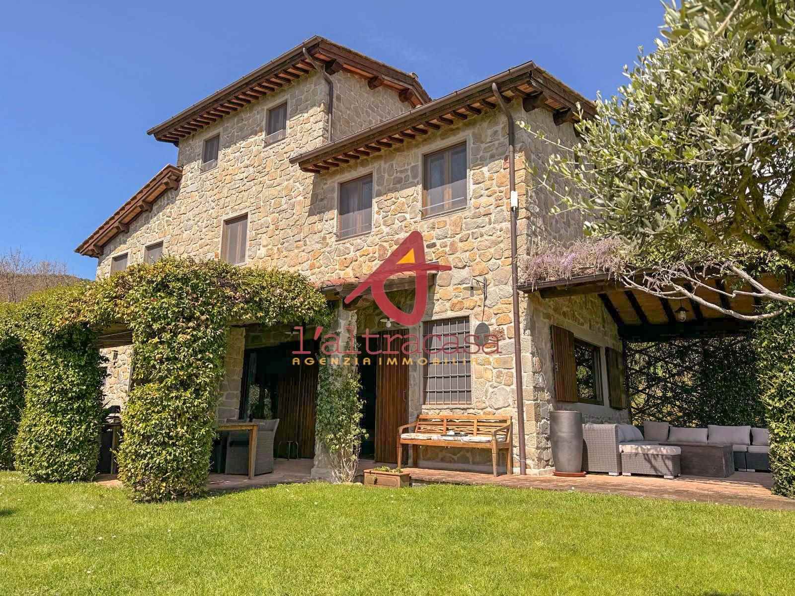 PESCIA HILL, 15 minutes away from the center and all services, situated between Lucca (25 km) and Florence (60 km), with beautiful panoramic views of 