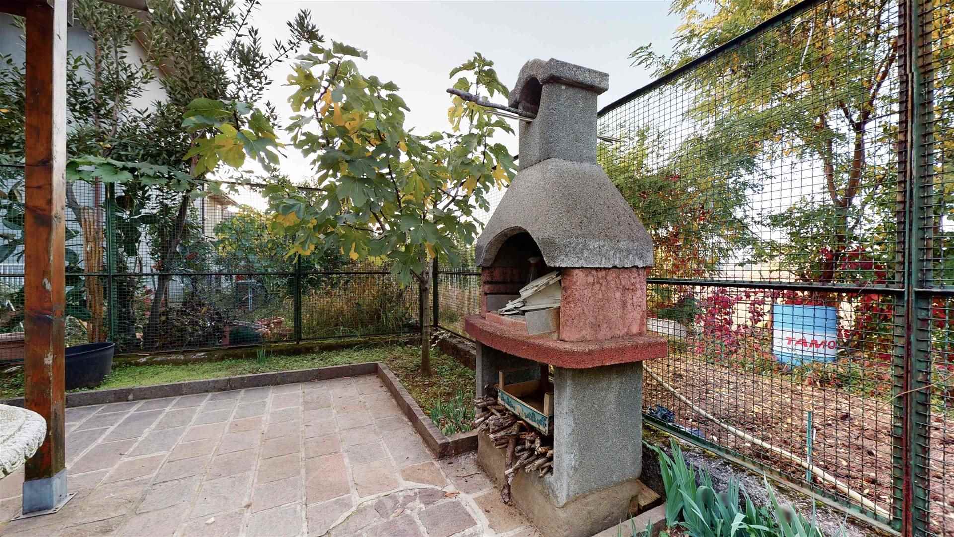 Ottima soluzione con giardino pertinenziale. Appartamento inserito in piccolo contesto di sole 4 famiglie con riscaldamento autonomo e giardini 