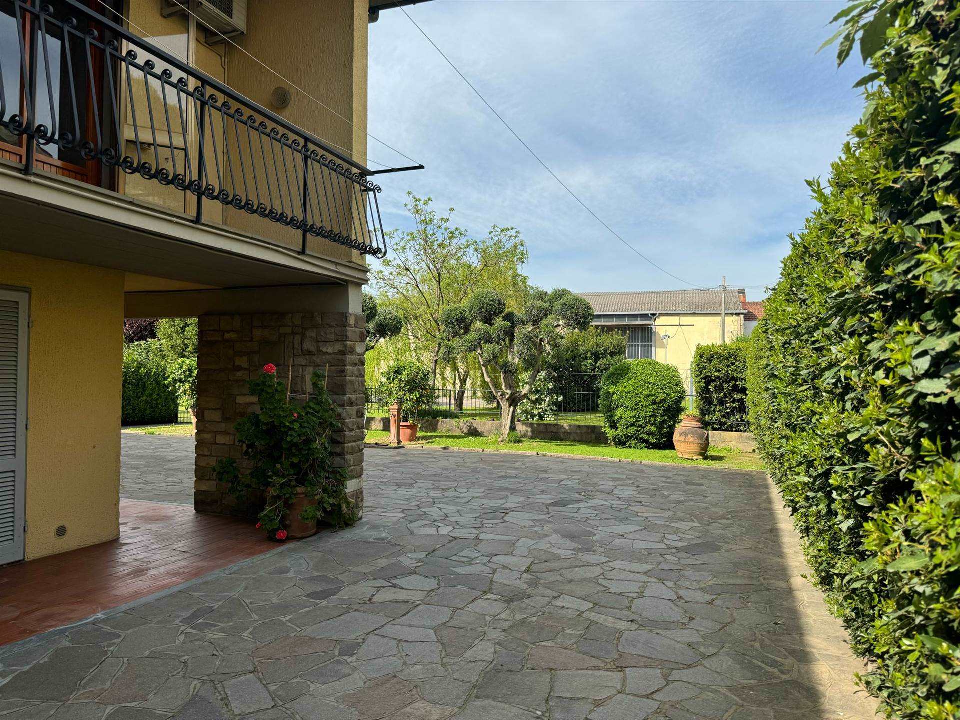 Villa a schiera in Via del Castellare in zona Iolo a Prato