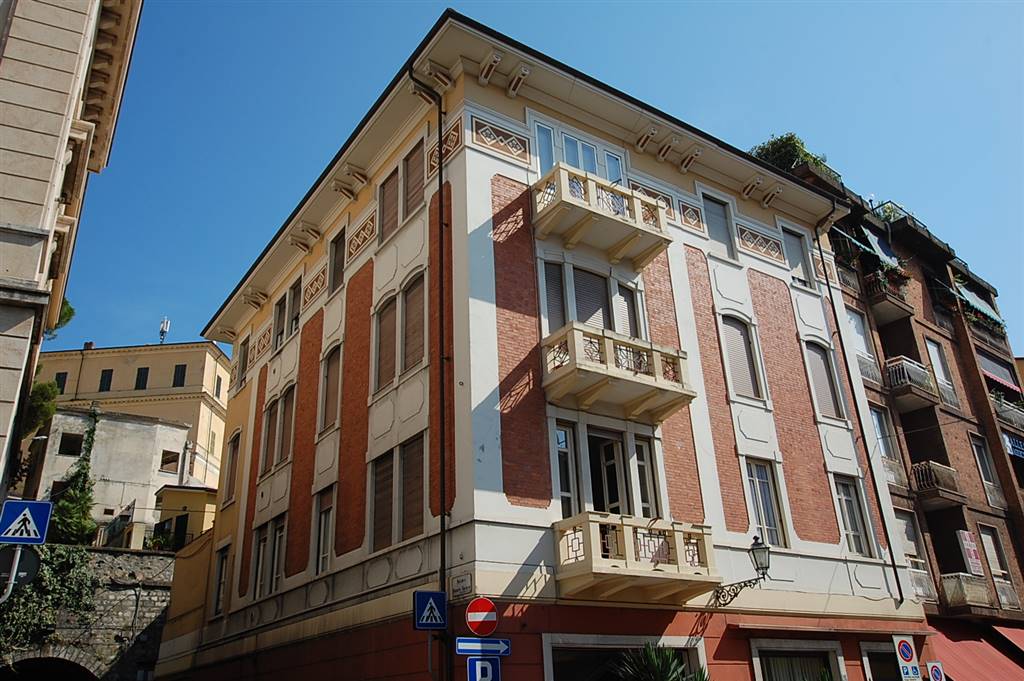 Imperia, Porto Maurizio, pieno centro, proponiamo in vendita ampio appartamento signorile posto al primo piano, composto da ingresso disimpegno, 