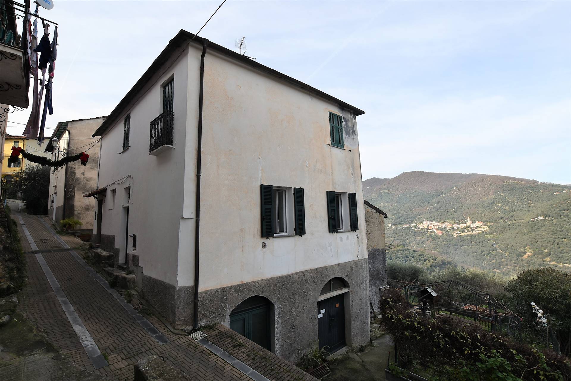 A Bestagno, frazione del Comune di Pontedassio, proponiamo in vendita in esclusiva abitazione edificata su due livelli con doppio ingresso, composta 