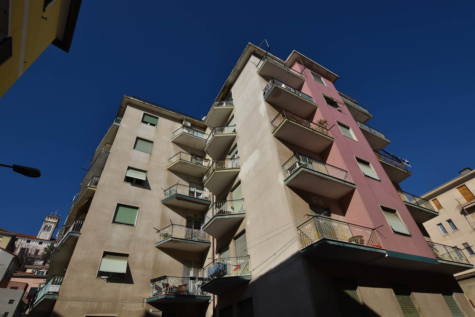 Proponiamo in vendita in esclusiva alloggio di ampia metratura a Borgo Marina a pochi passi dal mare, al terzo piano servito di ascensore, formato di 