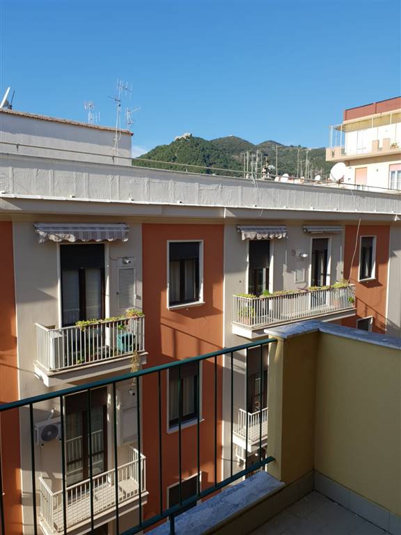 Salerno Centro-Via Leopoldo Cassese- proponiamo in locazione appartamento signorile completamente arredato e dotato di ogni confort. La soluzione si 