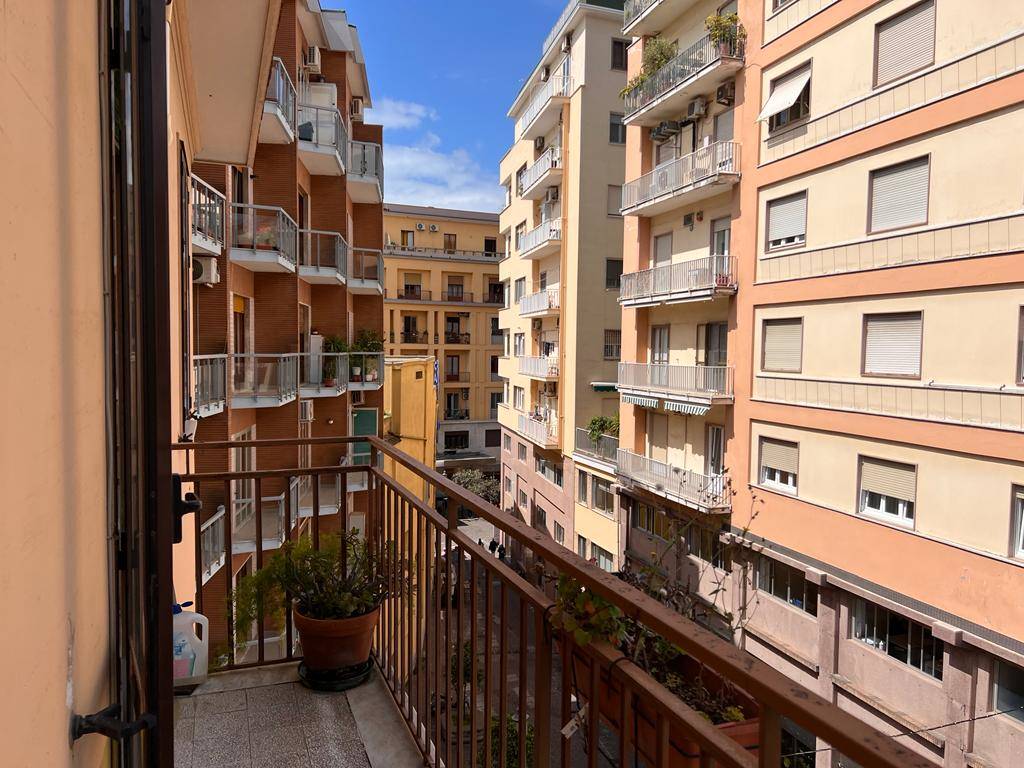 Via Cuomo, a pochi passi dal C.so Vittorio Emanuele, proponiamo la locazione di appartamento di 3 vani ampi più accessori. La soluzione è posta al 