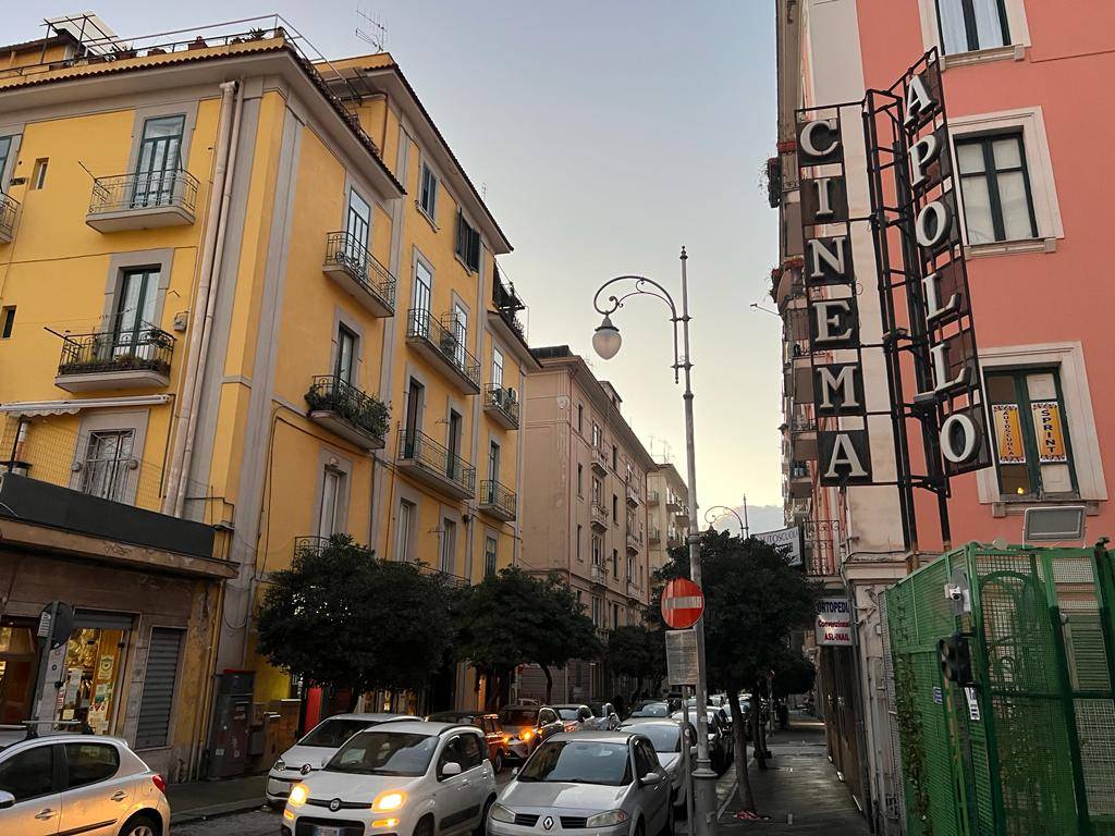 Salerno, Via Michele Vernieri, adiacente Piazza san Francesco, a pochi passi dalla stazione Duomo-Vernieri, nuovo fantastico trilocale. 