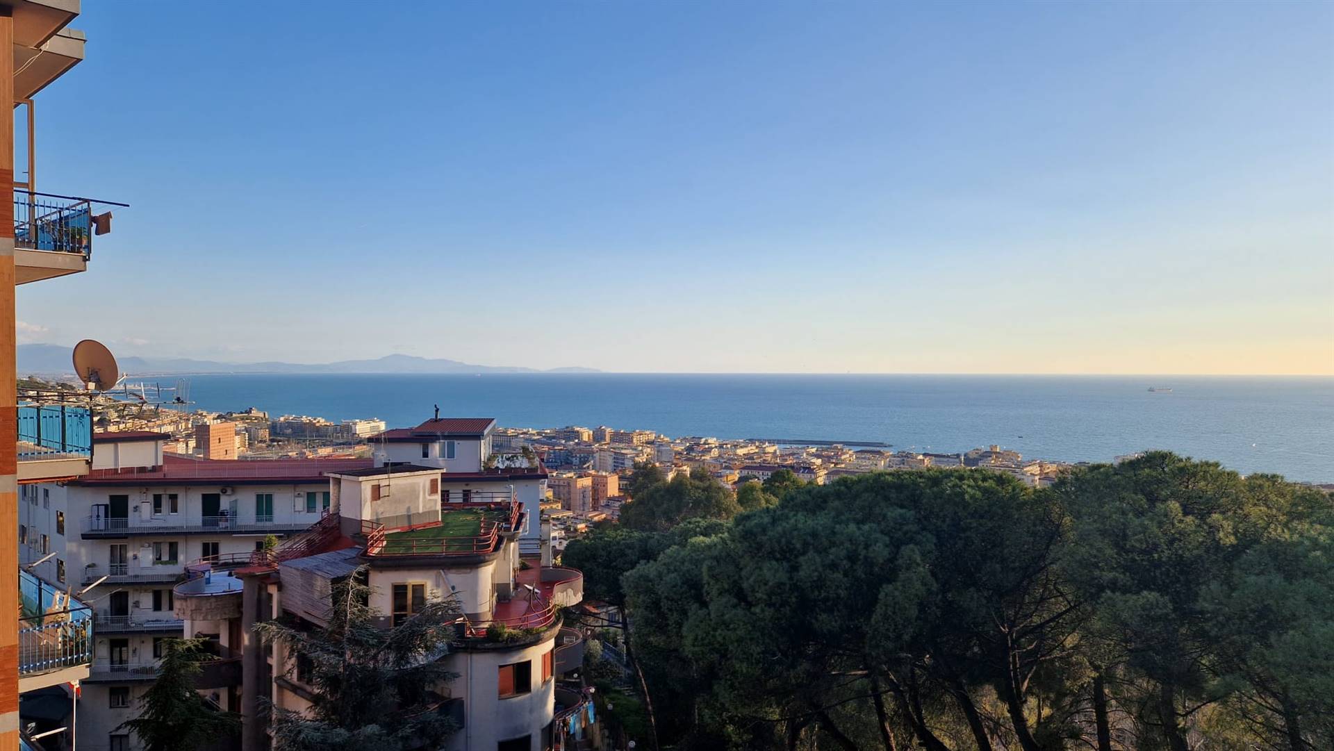 Situato in Via Seripando, Salerno, proponiamo la vendita di un appartamento panoramico. L'immobile si trova al terzo piano di un edificio dotato di 