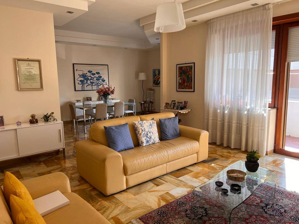 CENTRO, SALERNO, Apartment for sale of 130 Sq. mt., Restored, Heating Individual heating system, Energetic class: G, placed at 2° on 4, composed by: 