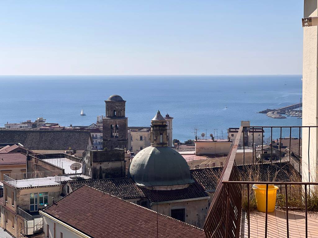 Salerno- Via Sant'Eremita, proponiamo in vendita un appartamento di 3 vani con vista mare, situato al 7° piano di uno stabile signorile. L'immobile è 