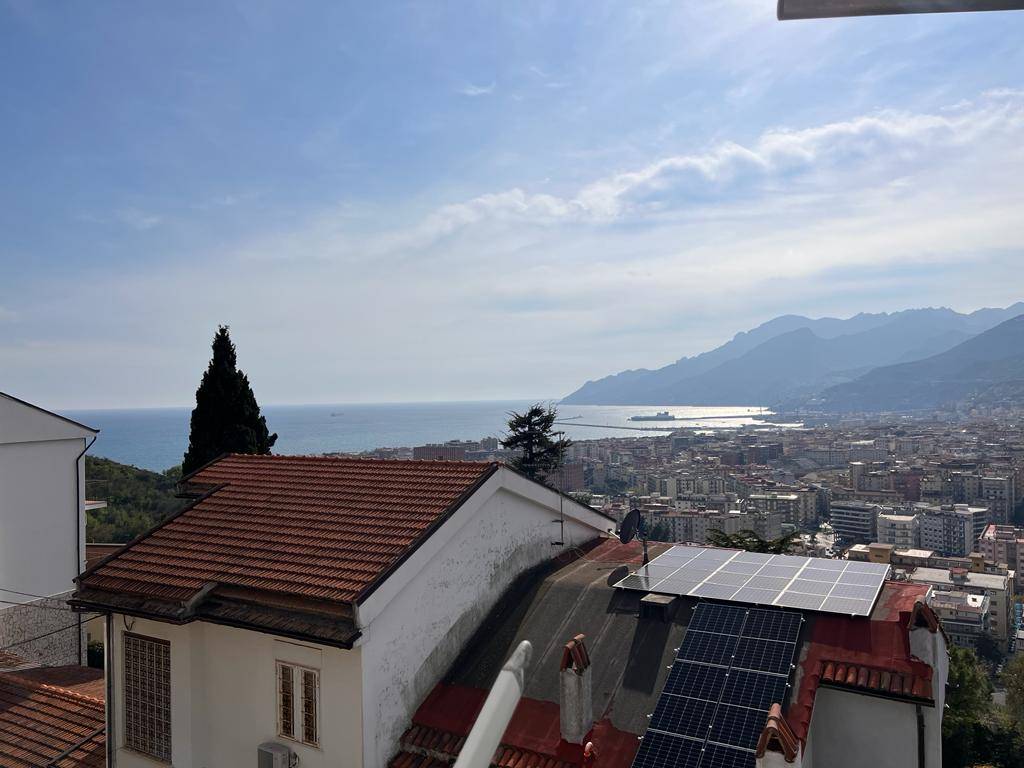 Salerno, Via Panoramica, splendido appartamento panoramico, su due livelli, composto da ingresso soggiorno, due camere da letto, cucina abitabile 