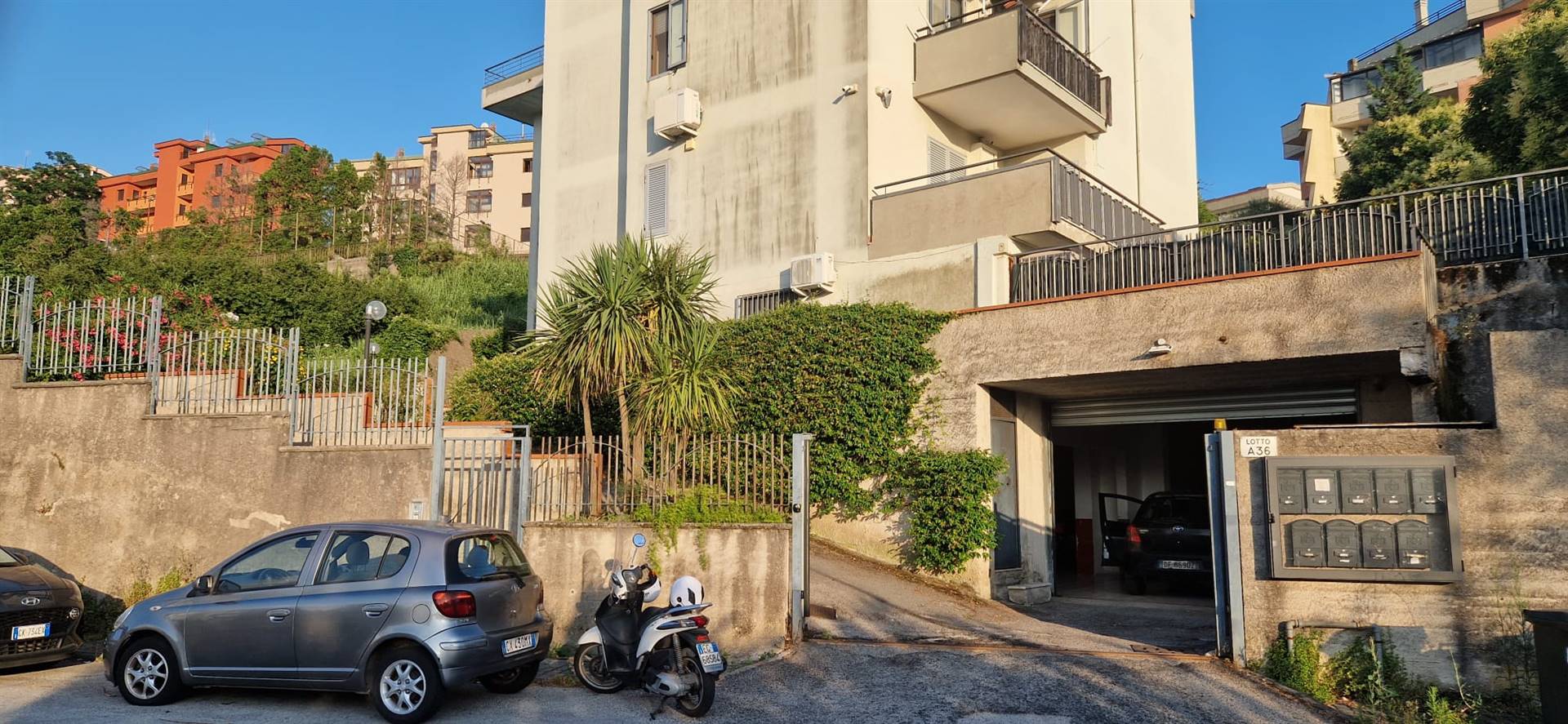 Salerno- Via Panoramica, in un contesto tranquillo, si vende grazioso monolocale. La soluzione internamente si compone da un'ampia camera, cucina e 