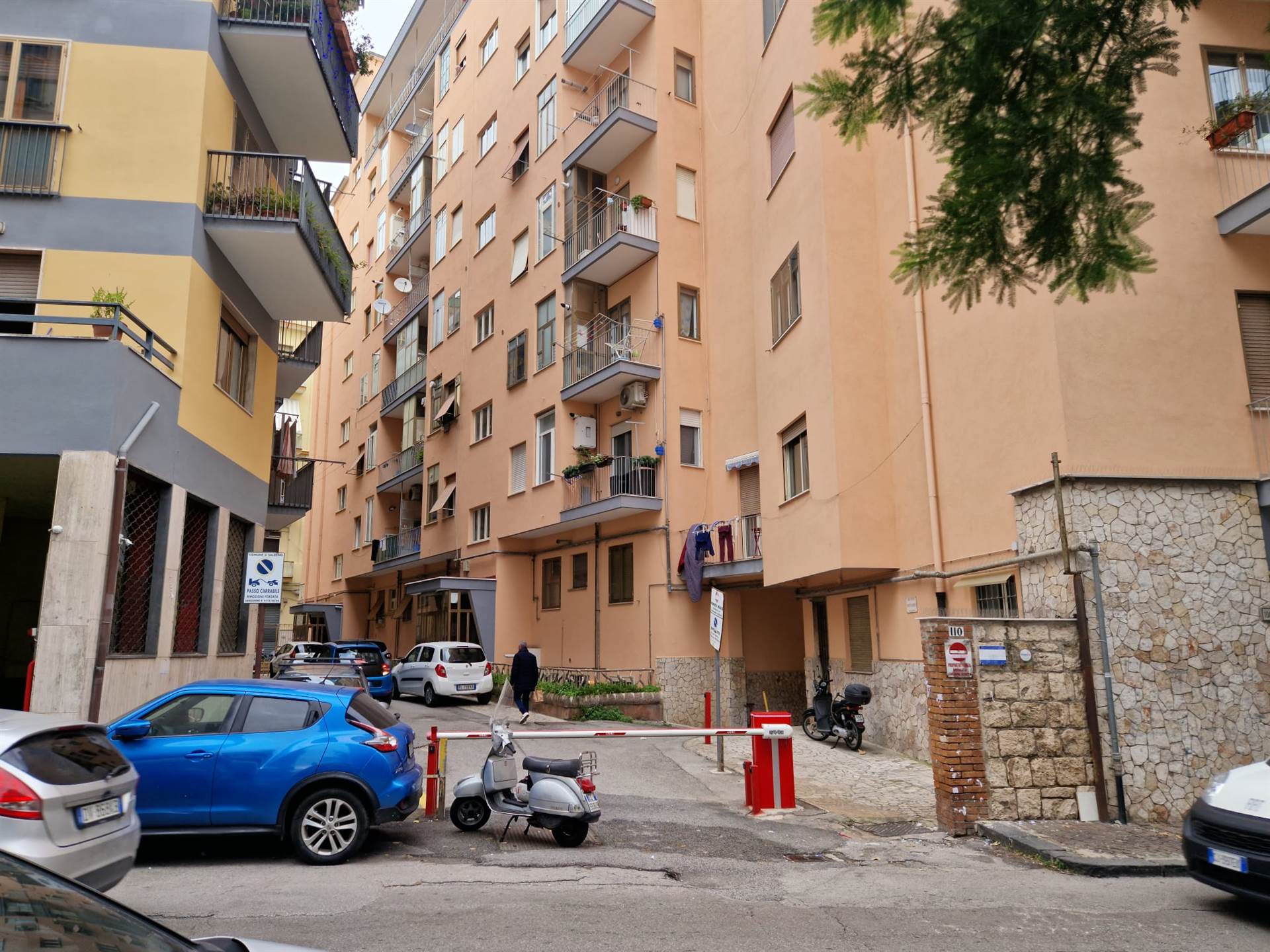 CENTRO, SALERNO, Apartment for sale of 100 Sq. mt., Good condition, Heating Individual heating system, Energetic class: G, placed at 5°, composed by: 