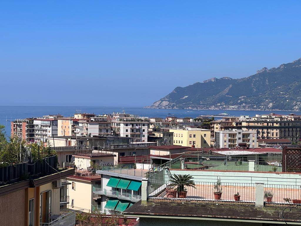 Salerno, in Via Luigi Guercio, proponiamo la locazione di un incantevole appartamento composto da ingresso, tre camere con una fantastica vista mare, 