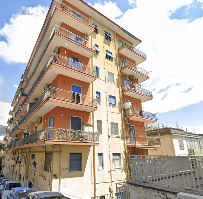 Salerno- Via Cervantes, proponiamo la vendita di un delizioso appartamento luminosissimo. L'immobile è posto al terzo piano e presenta una pianta 