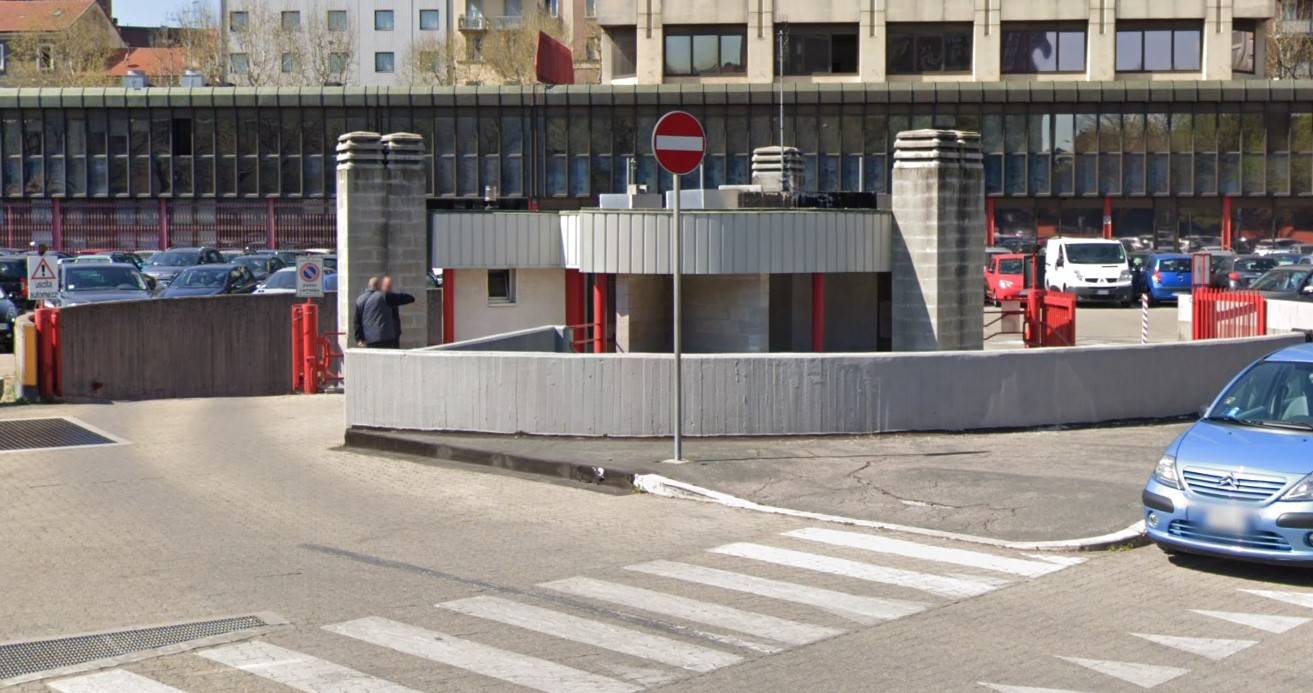 Rif CV/287 L'Abbruzzi Gruppo Immobiliare propone in Sesto San Giovanni, via Cavallotti, altezza Spazio Arte, box singolo di mq.14, al terzo piano 
