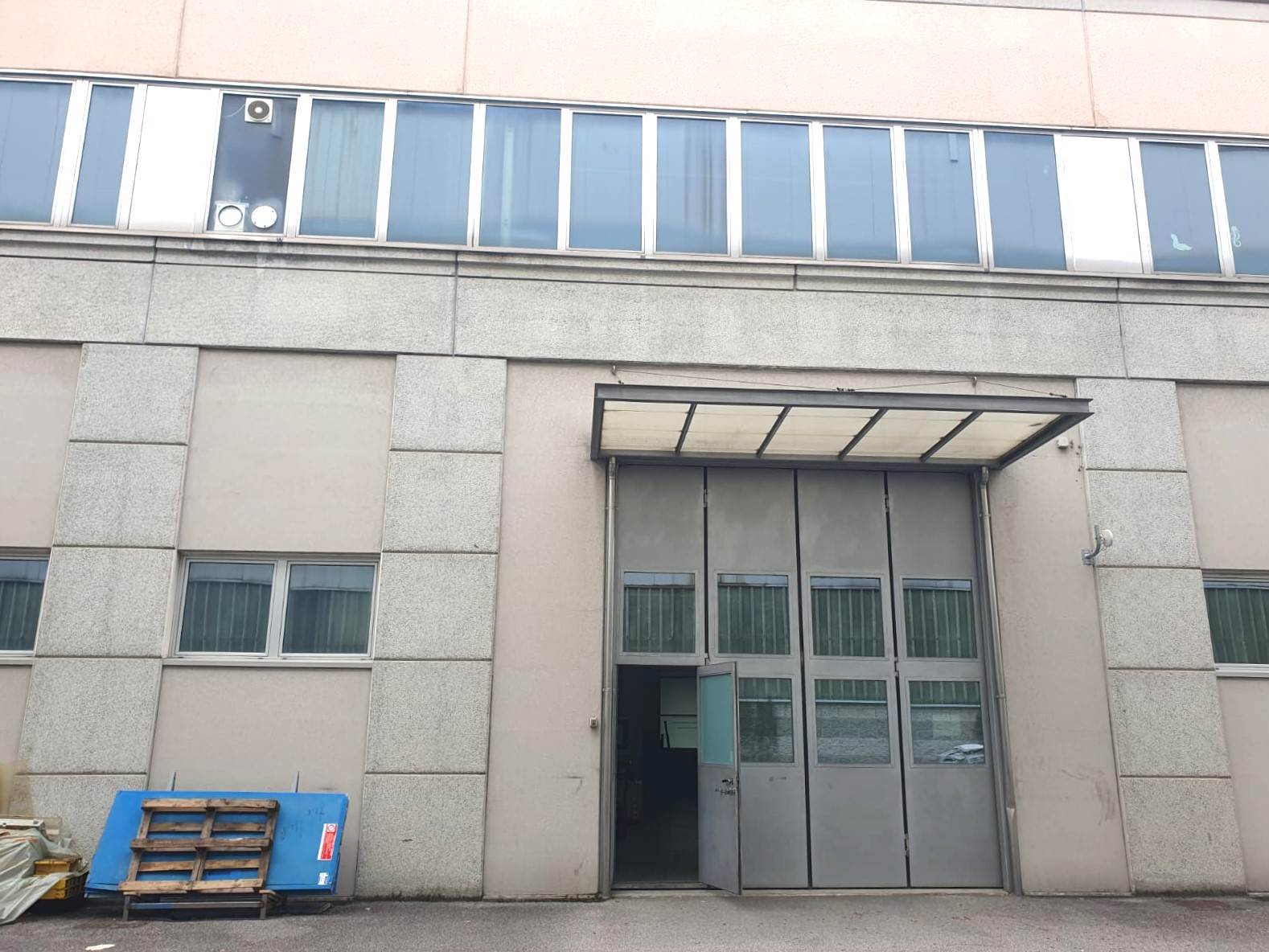 SESTO SAN GIOVANNI, Industrial warehouse for rent of 434 Sq. mt., Excellent Condition, Heating Centralized, Energetic class: F, placed at Ground on 1,