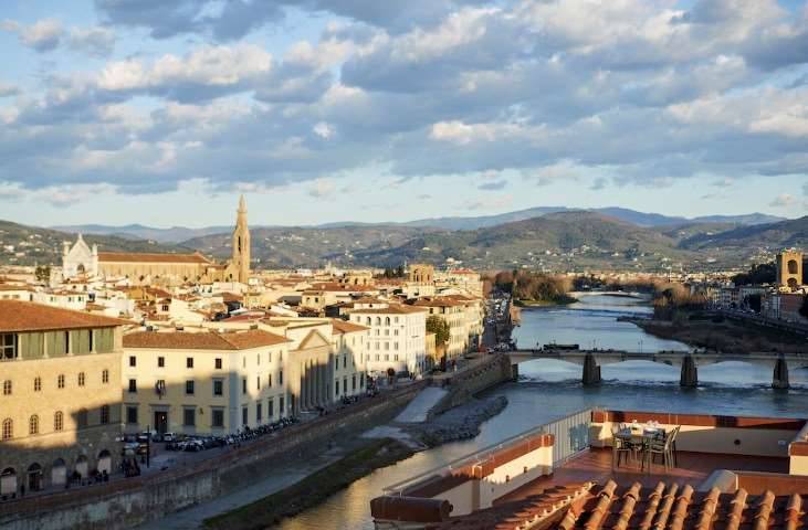 Florencia , objeto único, alquiler ático en Ponte Vecchio, situado en el séptimo y octavo piso con una maravillosa vista sobre el Arno y los 