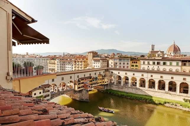 In the wonderful setting of Ponte Vecchio, in one of the oldest streets of Florence, rent beautiful apartment of 170 square meters, located on the 