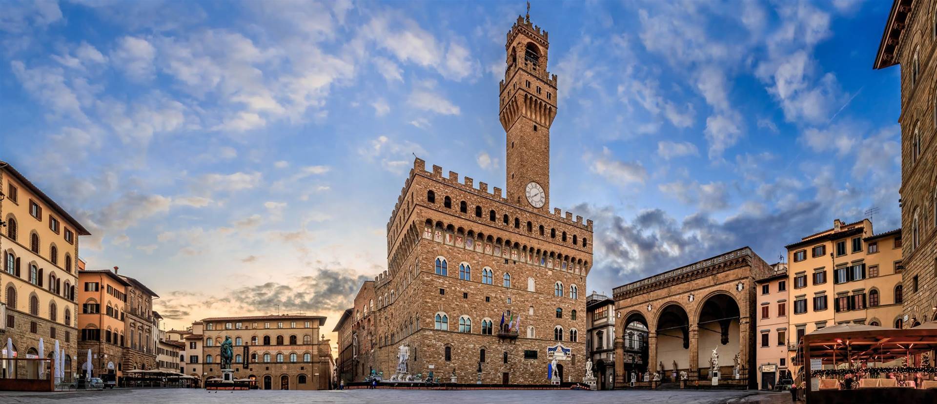 Firenze, nel cuore del centro storico, a due passi dalla bellissima Via Tornabuoni , proponiamo appartamento di circa 270 mq posto al secondo ed 