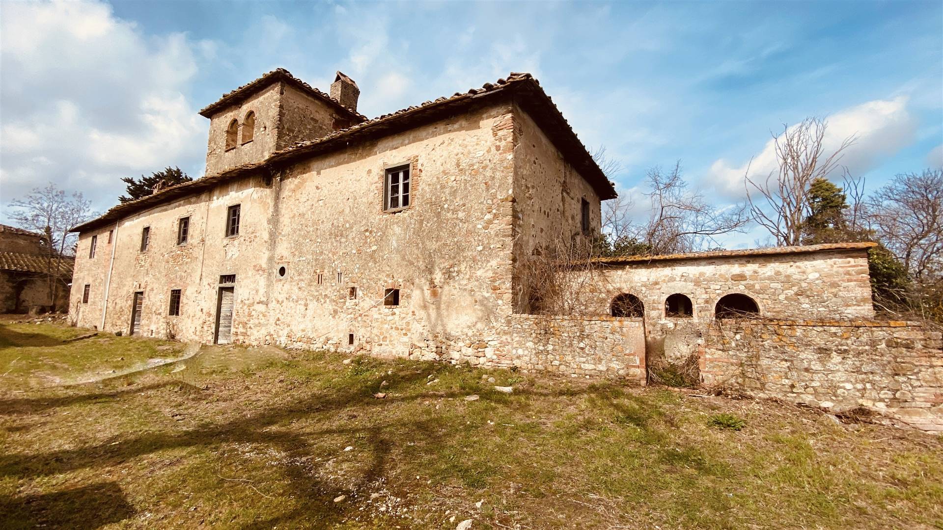 San Casciano in Val di Pesa, for sale farmhouse forming part of a small hamlet nestled in the green countryside , overlooking the panorama of Val di 