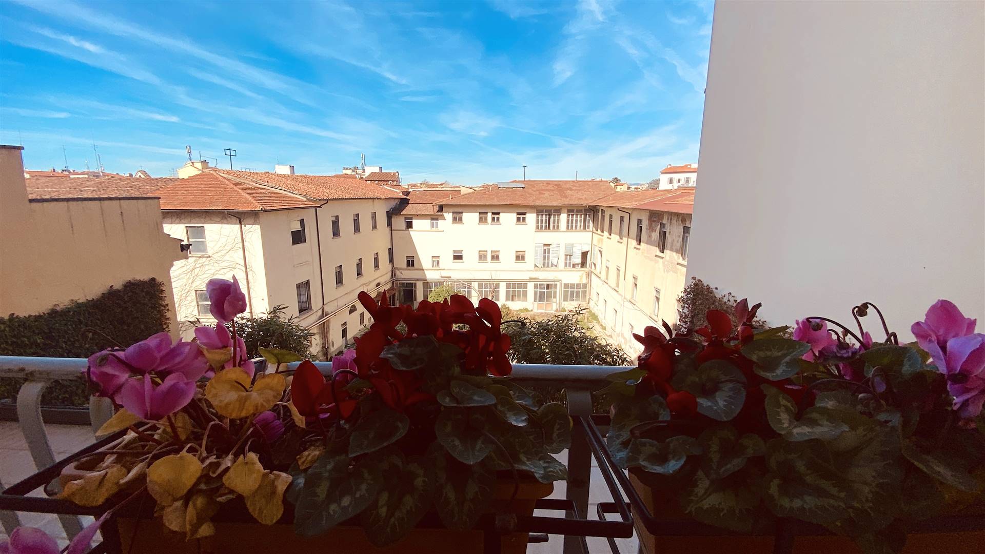 FLORENCIA cerca de la Piazza San Marco, piso de unos 210sqm situado en el tercer piso con ascensor de un bonito edificio elegante muy cerca del 