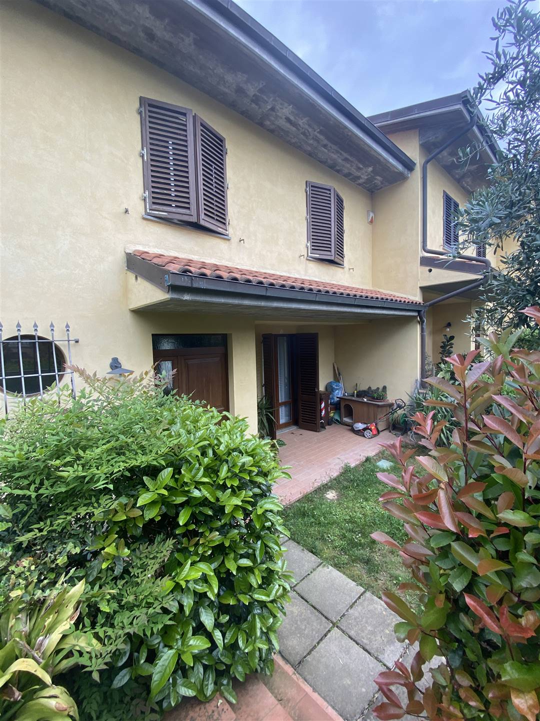 Malmantile - Perfect little villa with front, and back garden, with garage and terraces. This newly built villino is perfect and ready to be lived in;