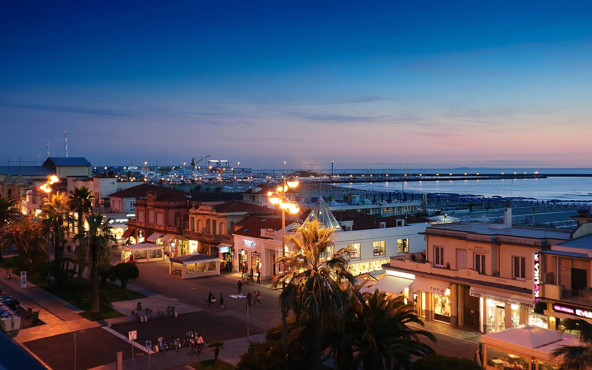 Viareggio, en el reconocido y prestigioso paseo marítimo, zona comercial y gran zona peatonal, ofrecemos a la venta una propiedad comercial, una 