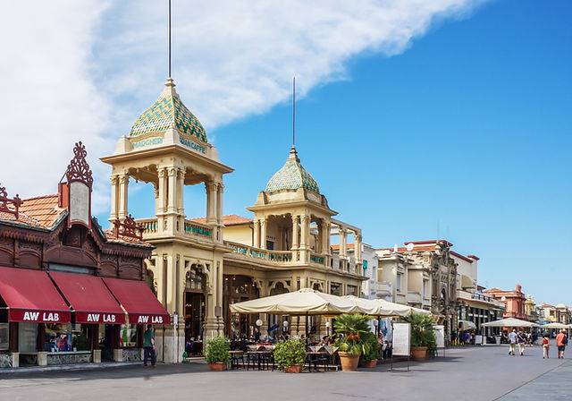 Viareggio, in the renowned and prestigious promenade , shopping area and great pedestrian passage, we offer for sale a commercial fund, excellent 