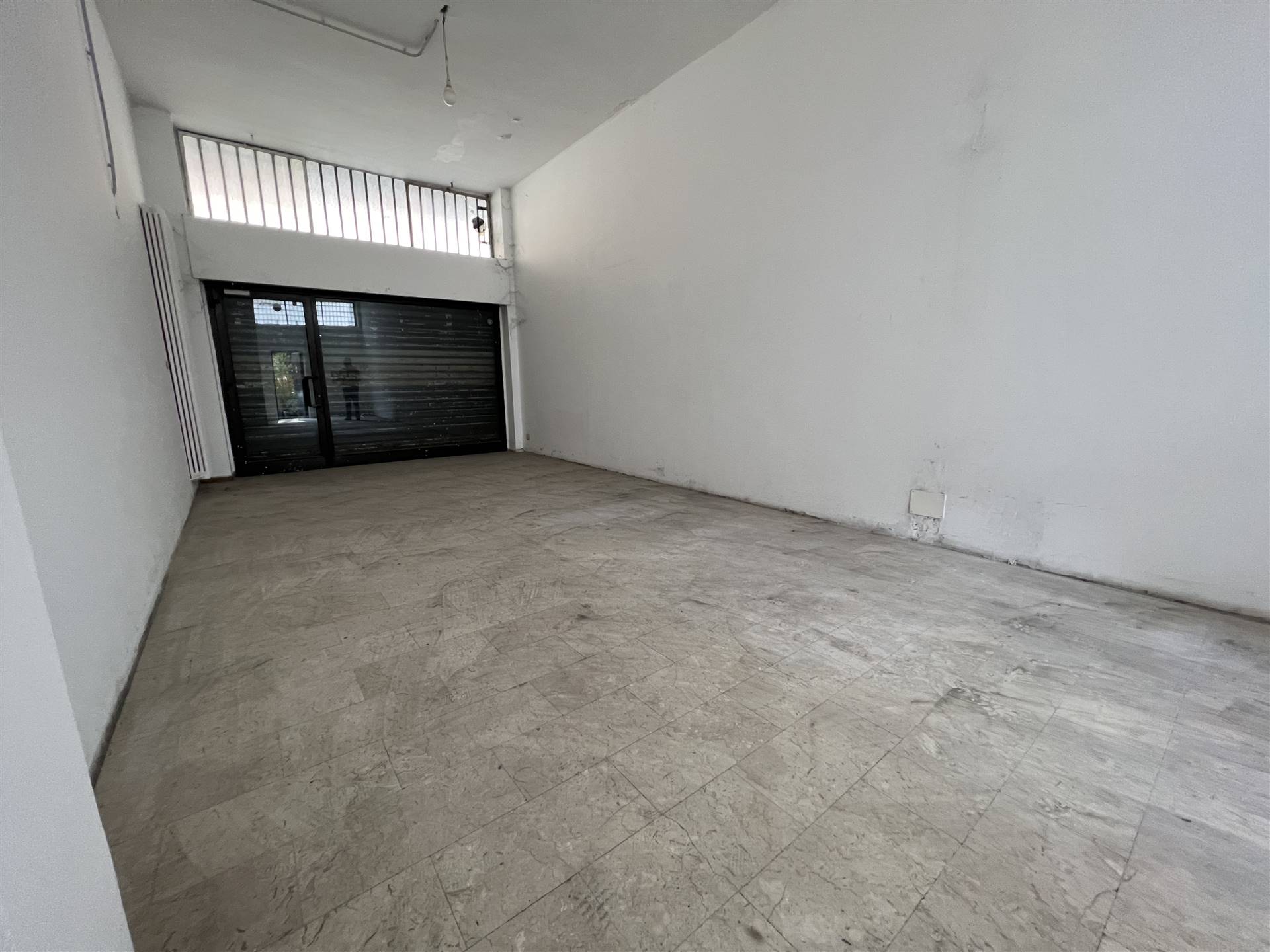 QUARTO OGGIARO, MILANO, Shop for sale of 65 Sq. mt., Excellent Condition, Heating Centralized, Energetic class: G, Epi: 242,9 kwh/m3 year, placed at 