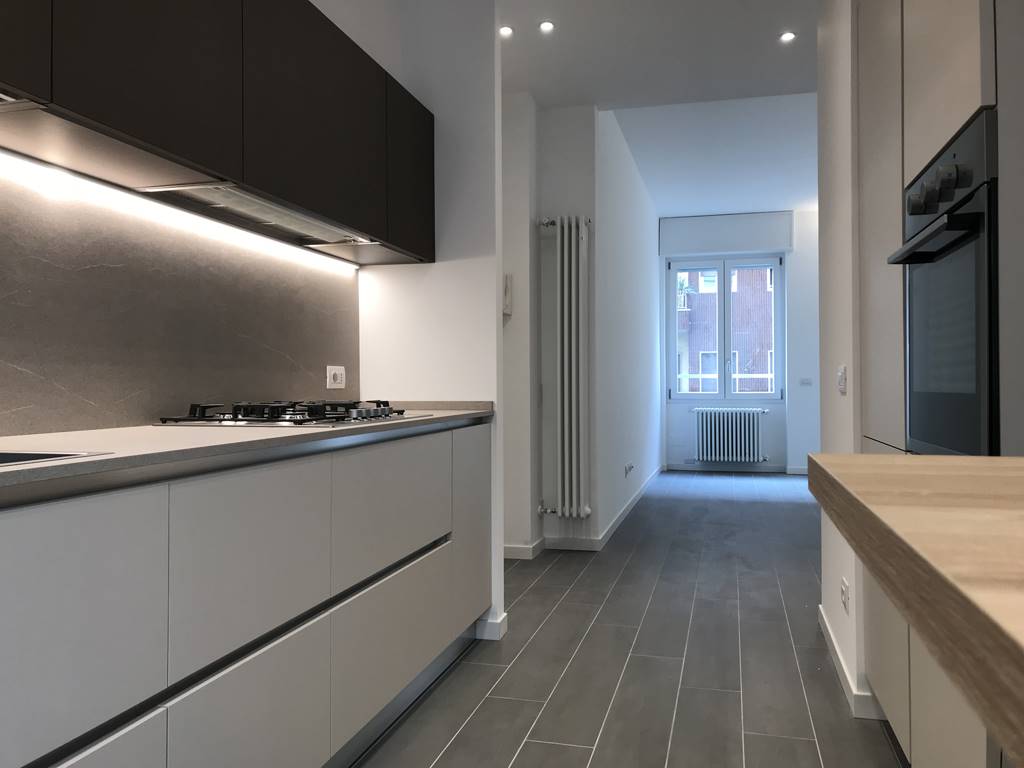 VIALE MURILLO - Appartamento posto al secondo piano di 90 mq così composto: soggiorno con cucina a vista, due camere, due bagni e due balconi. 