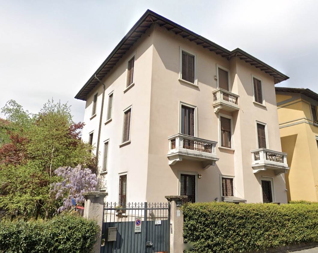 DE ANGELI, MILANO, Apartment for rent of 130 Sq. mt., Excellent Condition, Heating Individual heating system, Energetic class: G, Epi: 175 kwh/m2 year, placed at 2° on 2, composed by: 3 Rooms, 
