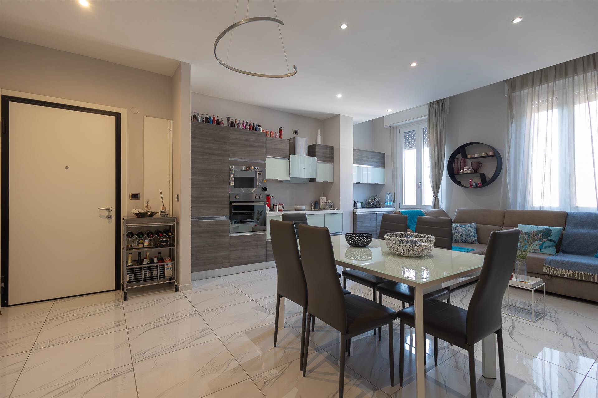 Immerso nel cuore vibrante di Porta Romana / Medaglie d'Oro, questo splendido appartamento offre un'opportunità unica per chi cerca comfort e stile in una delle zone più ricercate della città. 