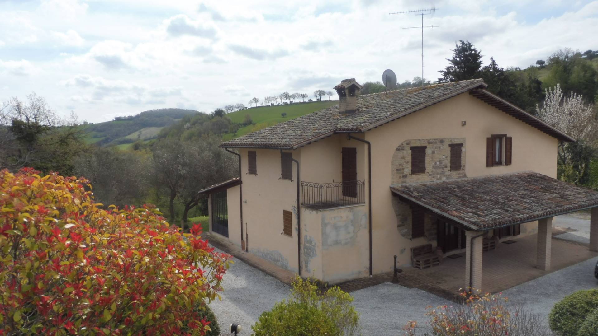 Rustico casale in vendita a San Severino Marche Macerata