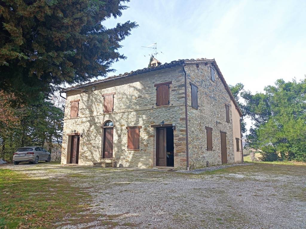 Rustico casale in vendita a San Severino Marche Macerata