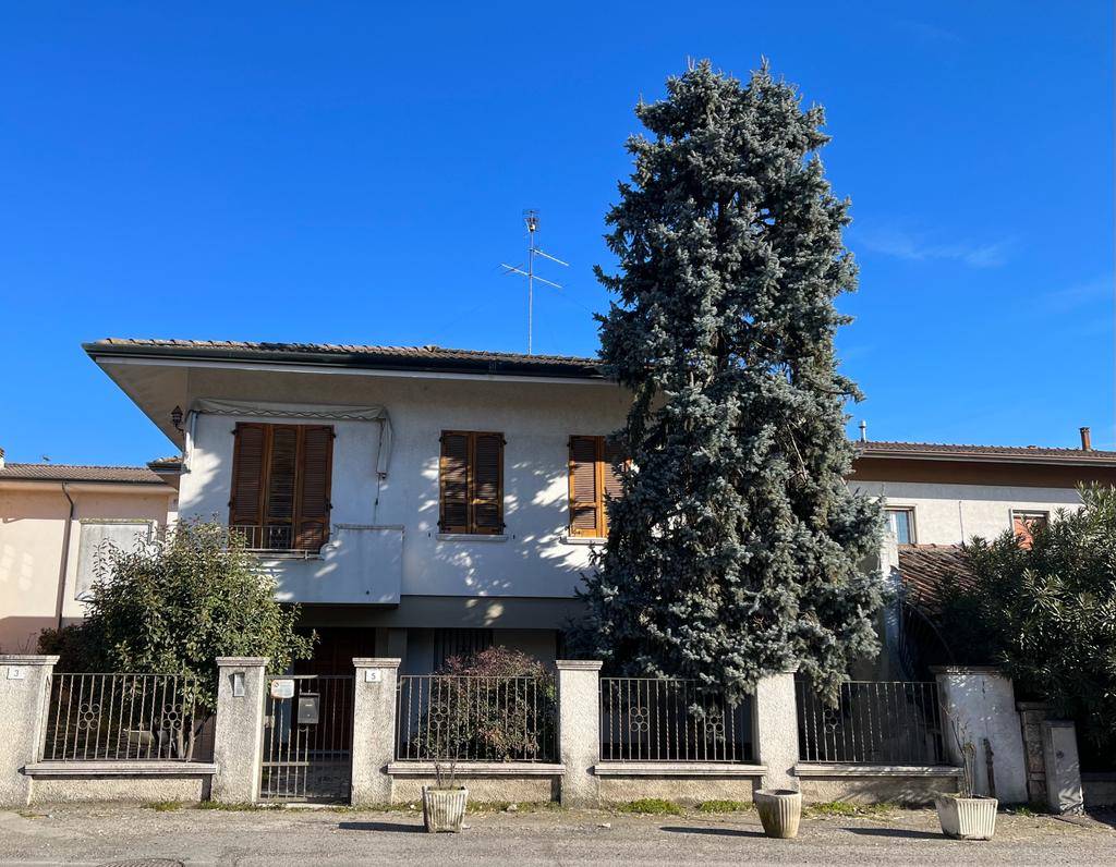 Casa singola in vendita a Rodigo Mantova