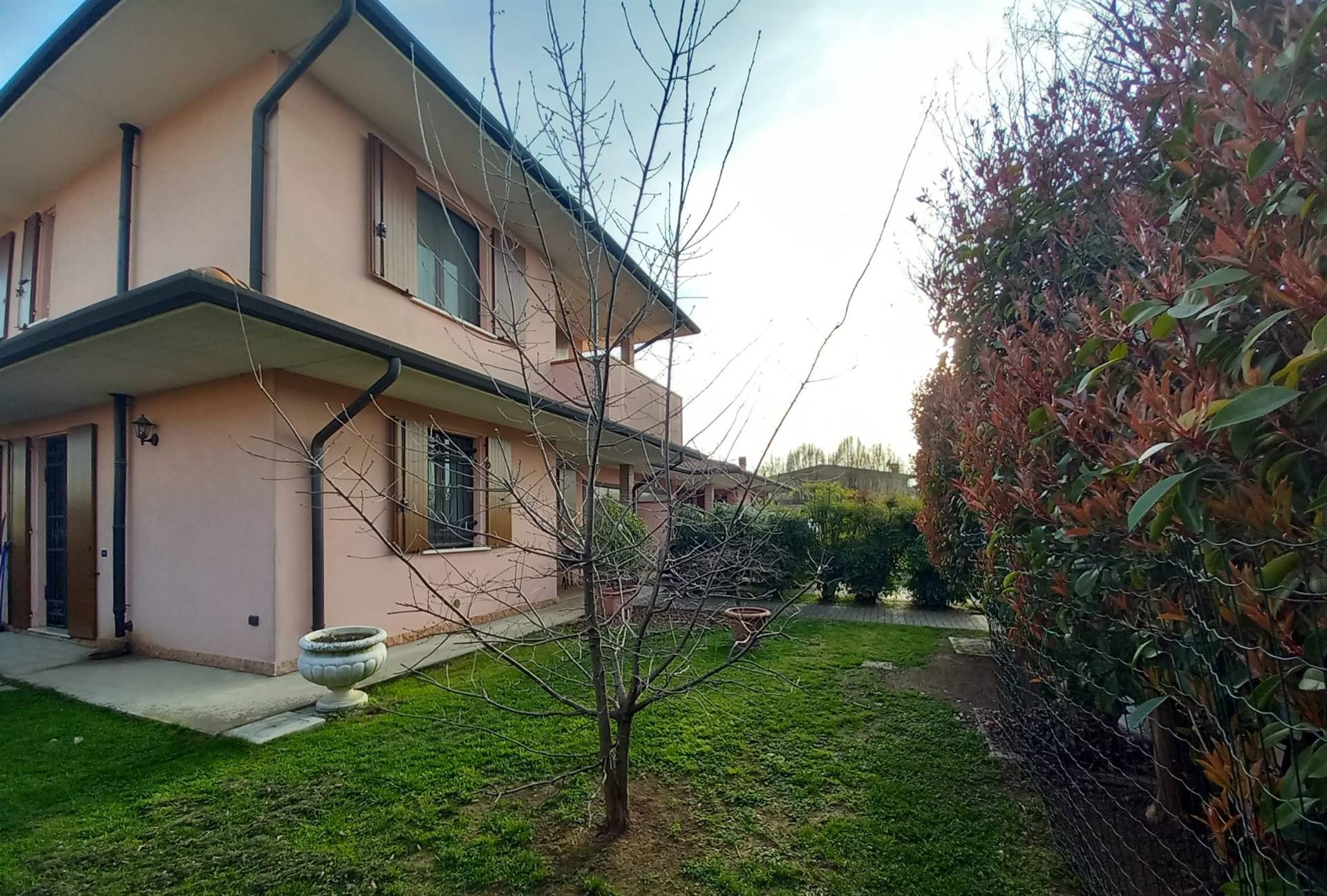 Villa bifamiliare in vendita a Goito Mantova Cerlongo