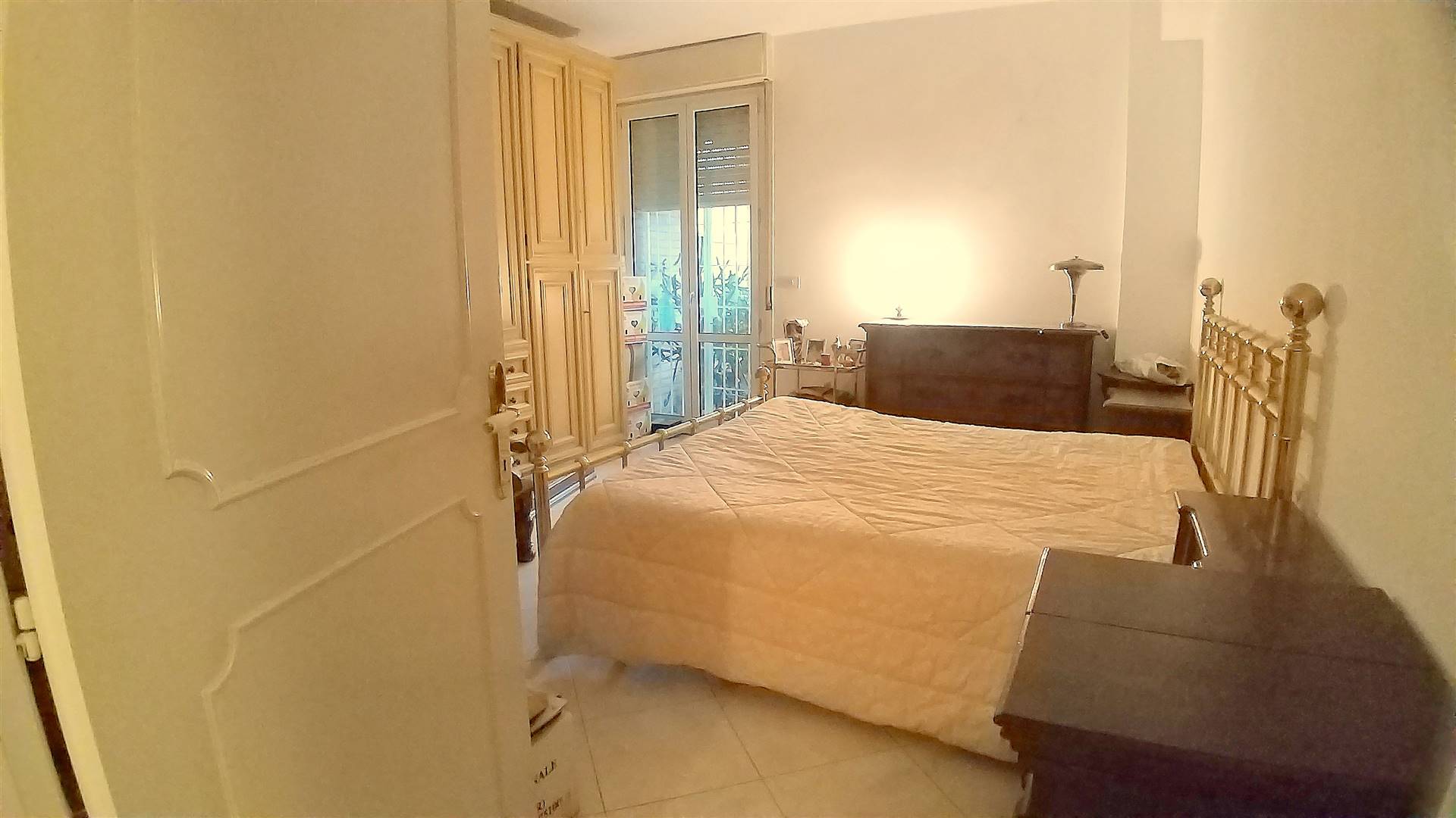 Questo appartamento, uno spazioso 5 vani, si trova al secondo piano di una palazzina di complessivi tre, nella zona tra Gorarella e il Parco Giotto. 