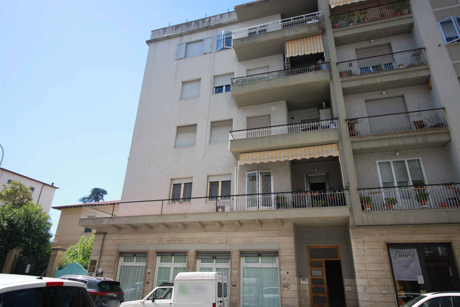 ZONA CENTRALE - Via Aquileia 68 Appartamento ampia metratura situato in zona centrale (vista Sacro Cuore), posto al piano primo SENZA ascensore, 