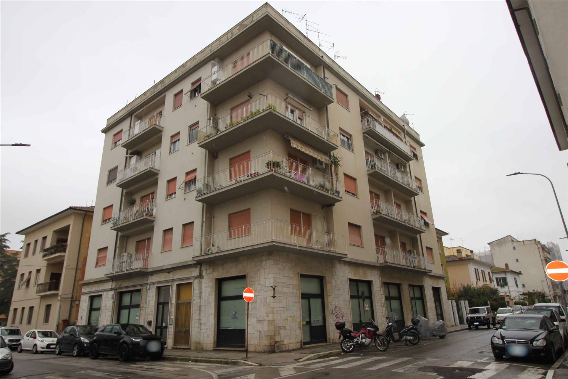 ZONA CENTRALE - Via Trento 71 Appartamento di 88 mq. in zona centrale e servita situato al piano terzo su 4 CON ascensore e attualmente composto di ingresso, soggiorno con terrazza angolare, cucina, 