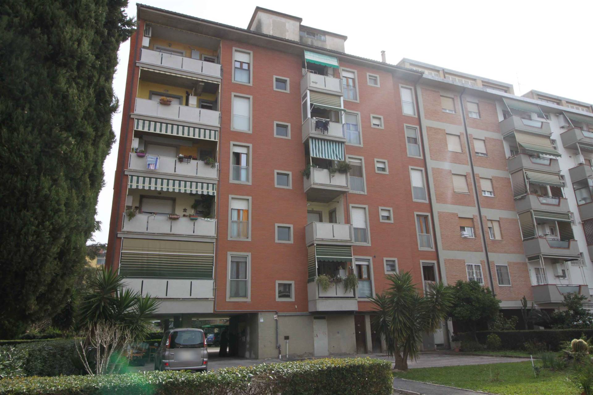GORARELLA, GROSSETO, Apartment for sale of 75 Sq. mt., Be restored, Heating Individual heating system, Energetic class: E, placed at 2° on 5, composed by: 4 Rooms, Little kitchen, , 2 Bedrooms, 1 