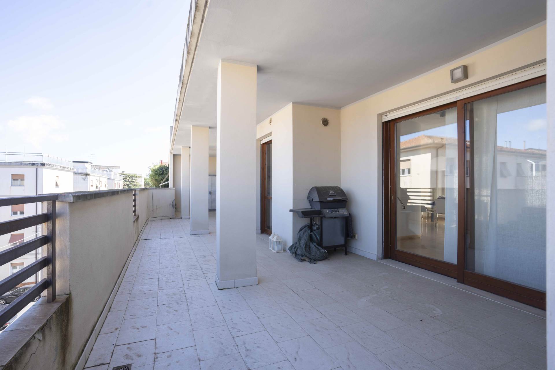 CENTRO CITTÀ, GROSSETO, Penthouse for sale of 139 Sq. mt., Almost new, Heating Individual heating system, Energetic class: D, composed by: 5 Rooms, Separate kitchen, , 4 Bedrooms, 3 Bathrooms, Double 