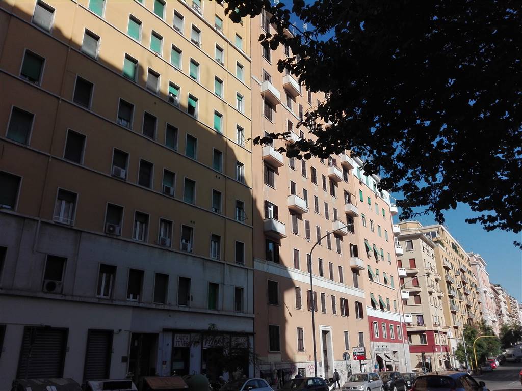 San Giovanni, affaccio Piazza Armenia, esattamente in Via Acaia, a circa 900 metri dalla linea della metropolitana, disponiamo di un appartamento arredato posto al piano terzo di una elegante 