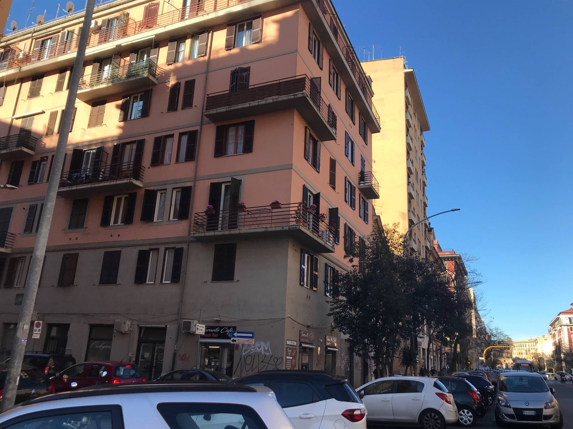 RE DI ROMA/VIA TARANTO precisamente in Via Conegliano, si propone in VENDITA, locale commerciale C/1 di 20 mq. c.a., con una vetrina e servizio. 