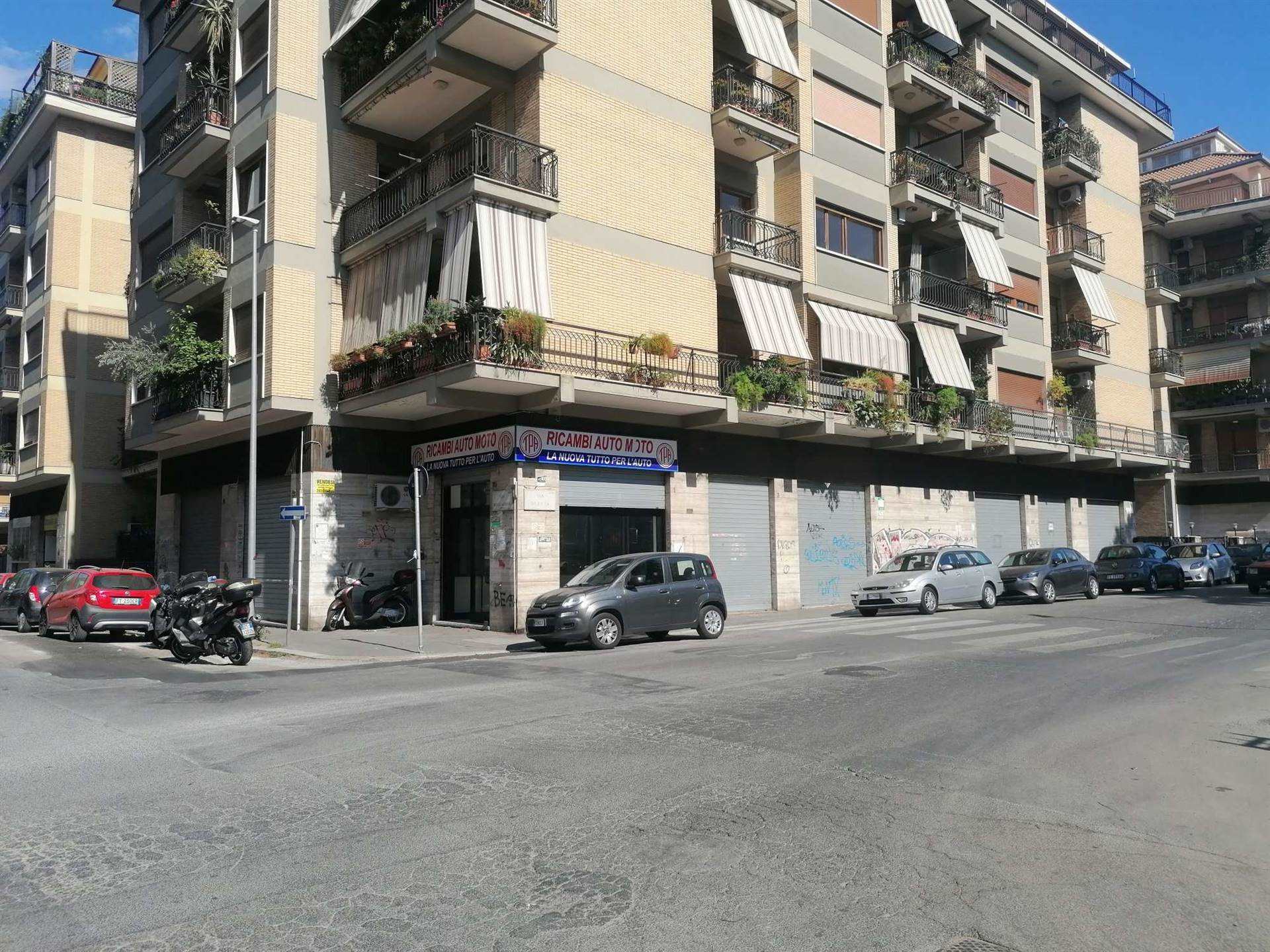 TUSCOLANO, ROMA, Store for rent of 210 Sq. mt., Excellent Condition, Energetic class: G, placed at Ground, composed by: 1 Room, 1 Bathroom, Price: € 