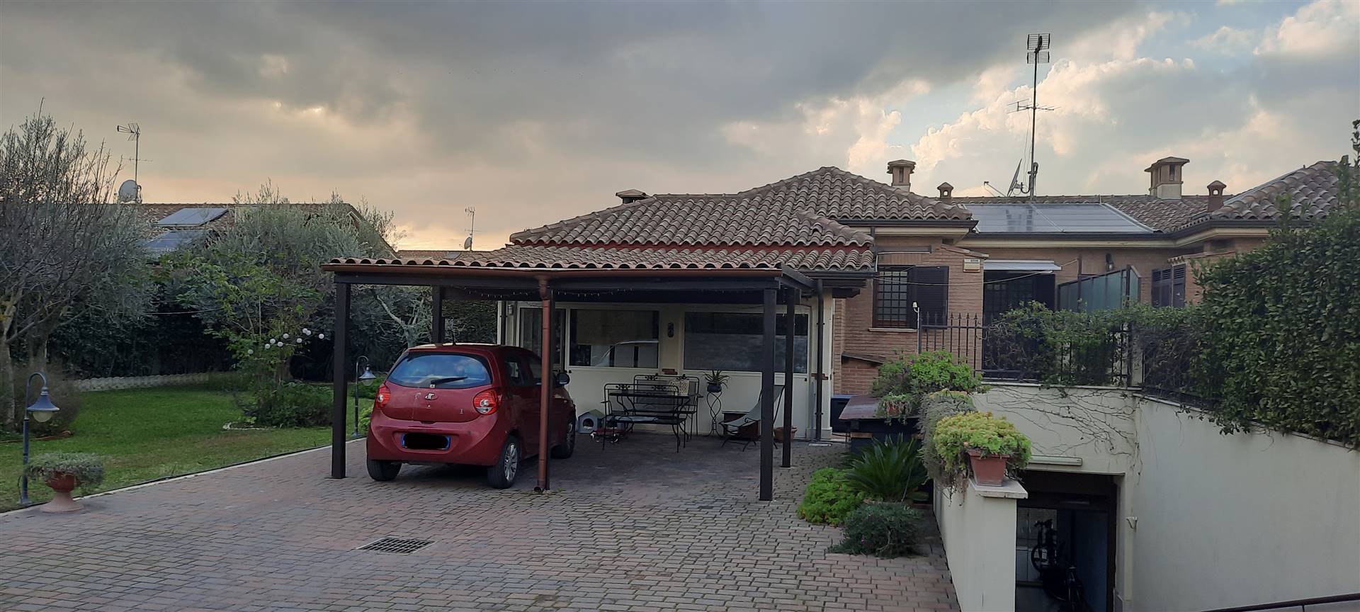 FRATTOCCHIE, MARINO, Villa in vendita di 160 mq totali in ottime condizioni, su 2 livelli: piano terra composto da ampio soggiorno con cucina a vista,