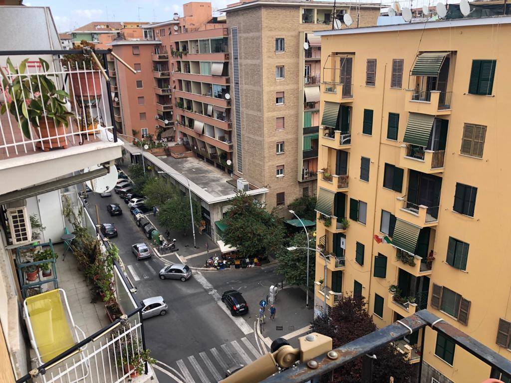 ROMA, GARBATELLA, al centro dello splendido e centenario omonimo quartiere, esattamente in Via Caffaro, proponiamo in locazione una ampia stanza in 