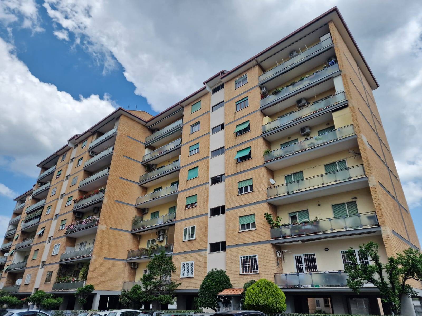 DON BOSCO, precisamente in Via Ermanno Ponti, proponiamo un appartamento di circa 130 mq al 7° ed ultimo piano di una palazzina in cortina, composto 
