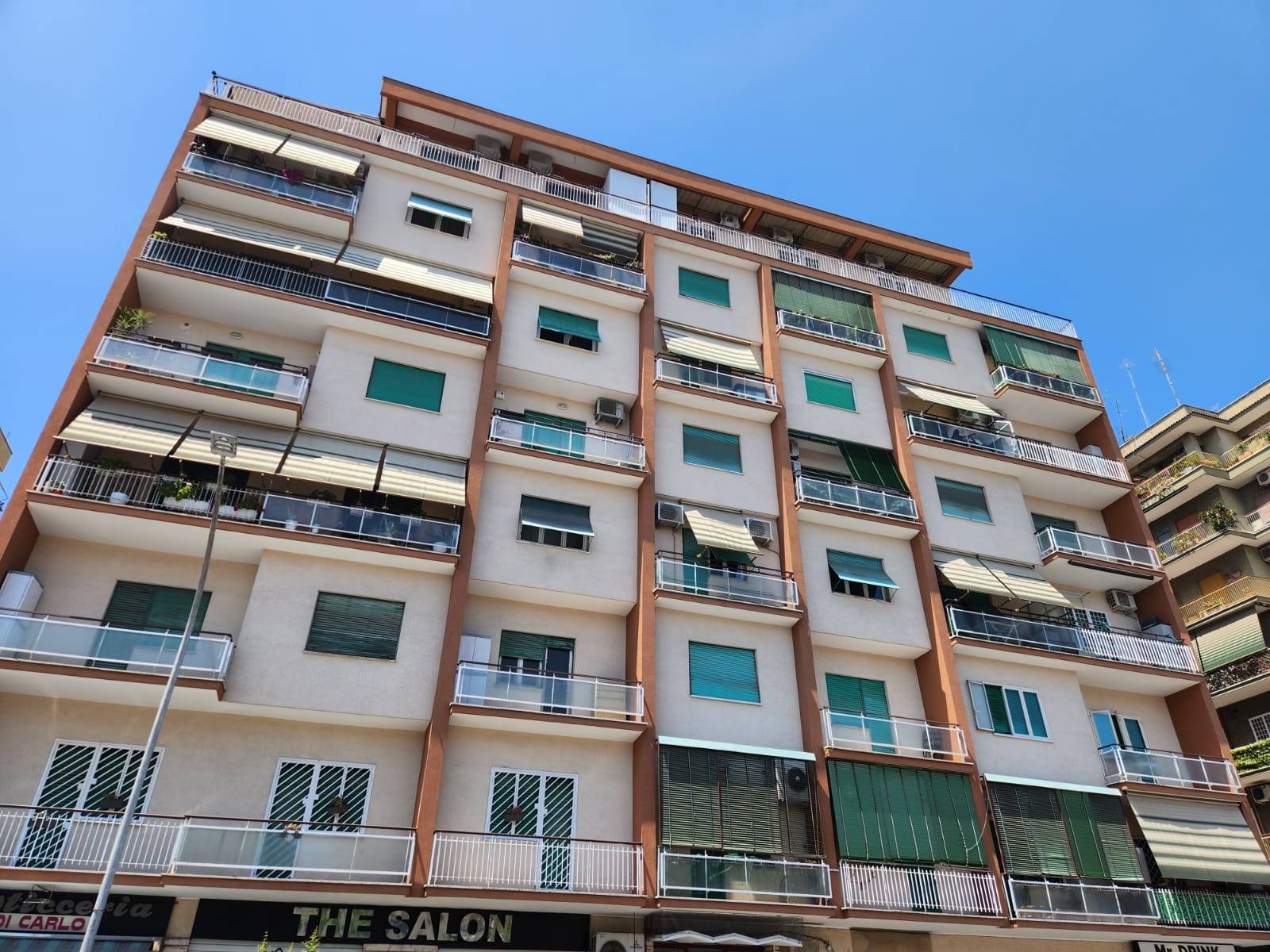 ROMA-CENTOCELLE, precisamente in Via Tor De' Schiavi, proponiamo in VENDITA appartamento di circa 120 Mq PIù 20mq di balconi. L'appartamento è posto al piano primo di una palazzina di sette piani, ed 